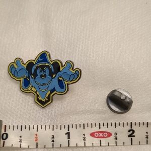 disney pin : sorcer's apprentice, mickey mouse, from fantasia movie